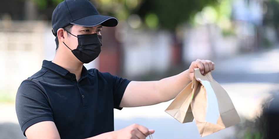 delivery-man-in-protective-mask-delivering-food-to-2021-09-04-12-12-46-utc